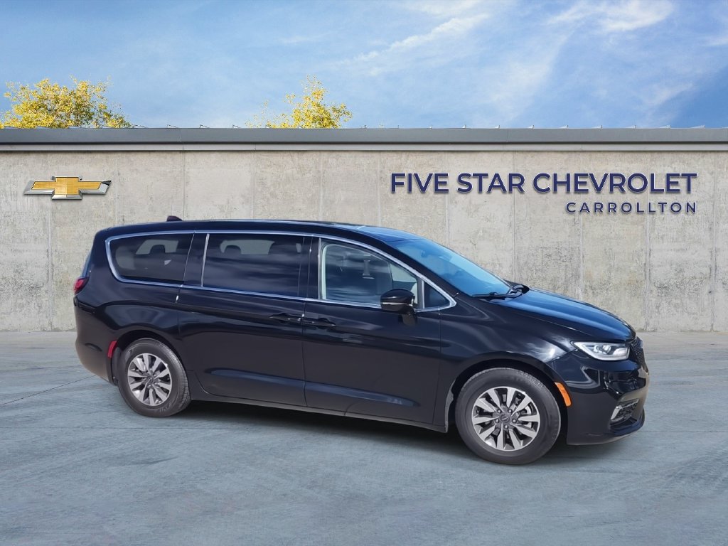Used 2024 Chrysler Pacifica Limited FWD image 2