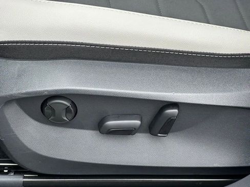 Used 2025 Volkswagen Taos SE image 29