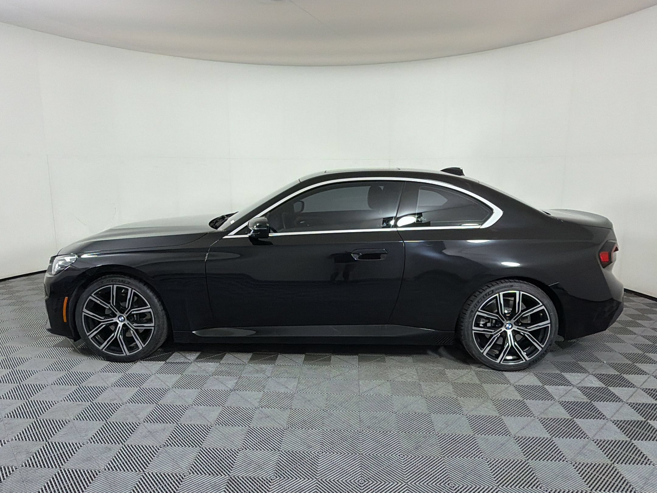 Used 2022 BMW 230i Coupe w/ Convenience Package RWD image 2