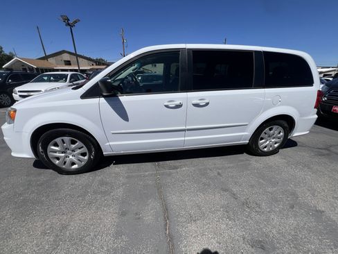Used 2017 Dodge Grand Caravan SE w/ UConnect Hands-Free Group FWD image 4