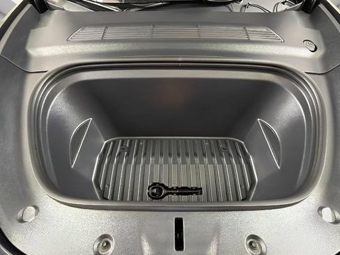Used 2025 Tesla Model Y Long Range RWD image 39