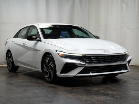 Certified 2025 Hyundai Elantra Sport image 1