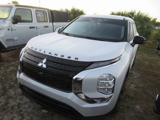 Used 2023 Mitsubishi Outlander SE video 2