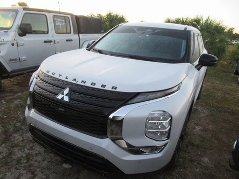 Used 2023 Mitsubishi Outlander SE image 2