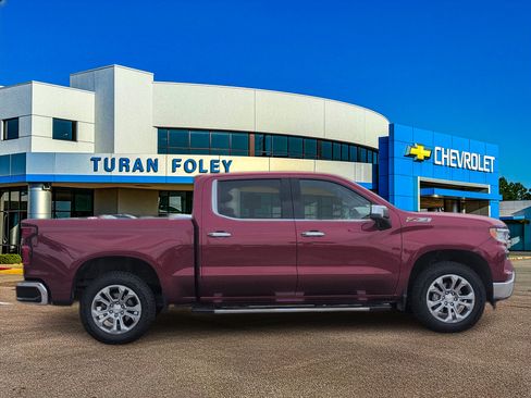 Used 2024 Chevrolet Silverado 1500 LTZ w/ Z71 Off-Road Package AWD/4WD image 7