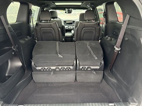 Used 2024 Chrysler Pacifica Limited w/ S Appearance Package image 9