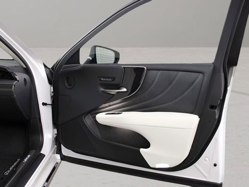 Used 2023 Lexus LS 500 w/ Interior Upgrade Package image 32