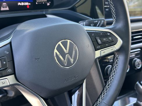 Used 2023 Volkswagen Taos SE w/ Panoramic Sunroof Package FWD image 27