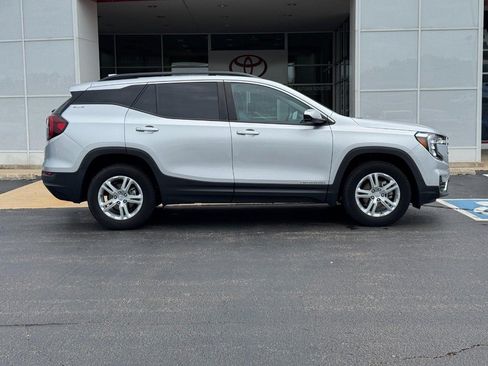 Used 2022 GMC Terrain SLE w/ Driver Convenience Package AWD/4WD image 2