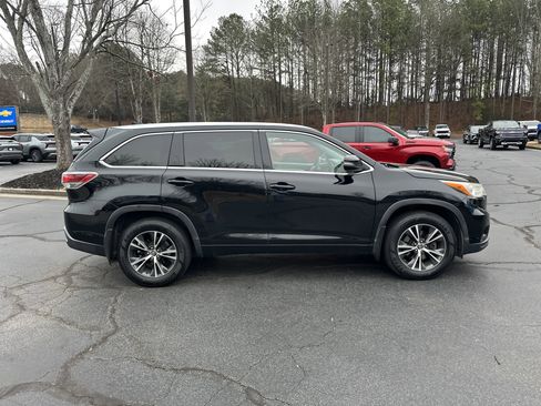 Used 2016 Toyota Highlander XLE image 4