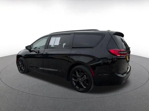 Used 2025 Chrysler Pacifica Limited FWD image 10