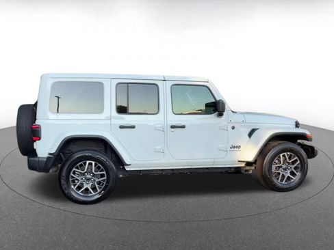 Used 2025 Jeep Wrangler Unlimited Sahara AWD/4WD image 16