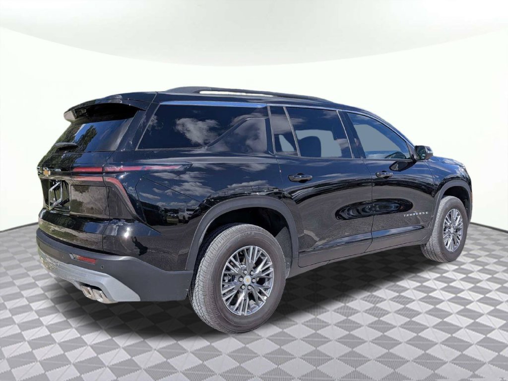 Used 2026 Chevrolet Traverse LT w/ Driver Confidence Package FWD image 3