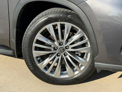 Used 2024 Toyota Highlander Platinum FWD image 2