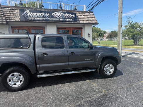 Used 2014 Toyota Tacoma 4x4 Double Cab w/ SR5 Package image 22