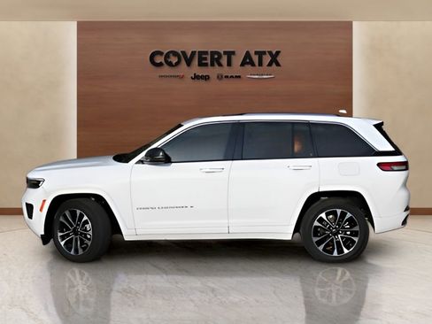 Used 2023 Jeep Grand Cherokee Overland AWD/4WD image 2