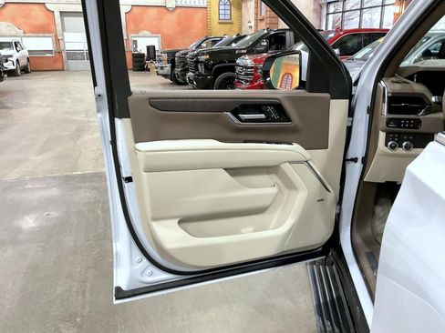 New 2026 GMC Yukon Denali w/ Sun & Power Step Package image 9