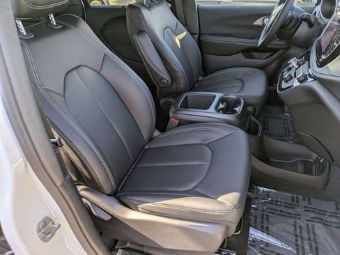 New 2026 Chrysler Pacifica Select FWD image 32