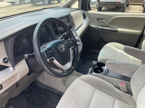 Used 2015 Toyota Sienna LE FWD image 11