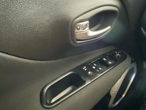 Used 2021 Jeep Renegade Latitude FWD image 39