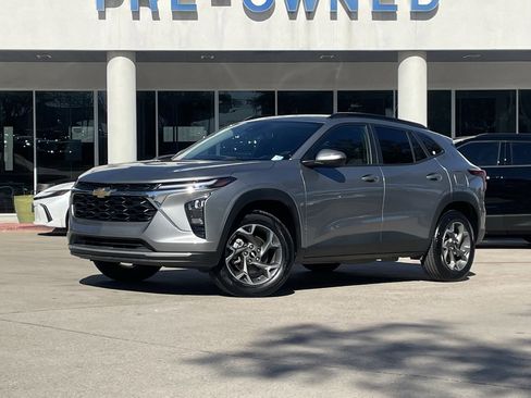 Used 2025 Chevrolet Trax LT image 2