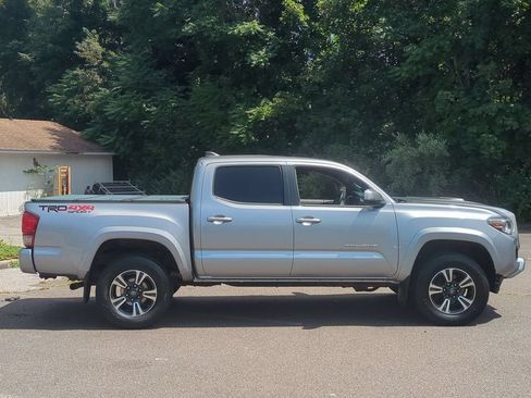 Used 2017 Toyota Tacoma TRD Sport AWD/4WD image 3