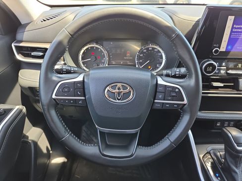Used 2023 Toyota Highlander LE AWD/4WD image 21