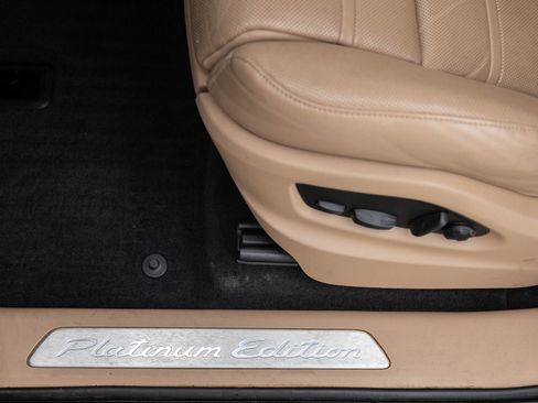 Certified 2022 Porsche Cayenne Platinum Edition image 21