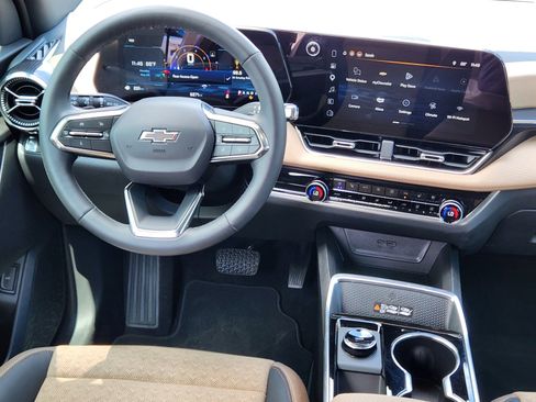 Used 2025 Chevrolet Equinox ACTIV w/ Convenience Package III FWD image 42
