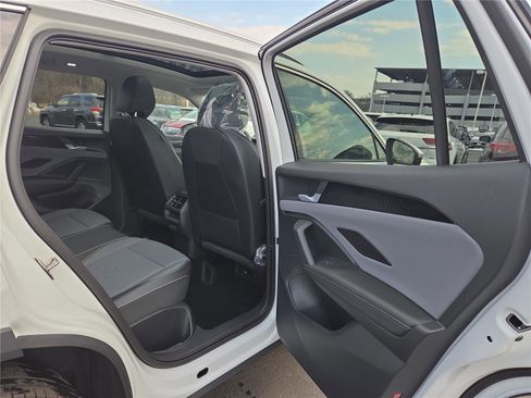 New 2026 Volkswagen Tiguan SE image 28