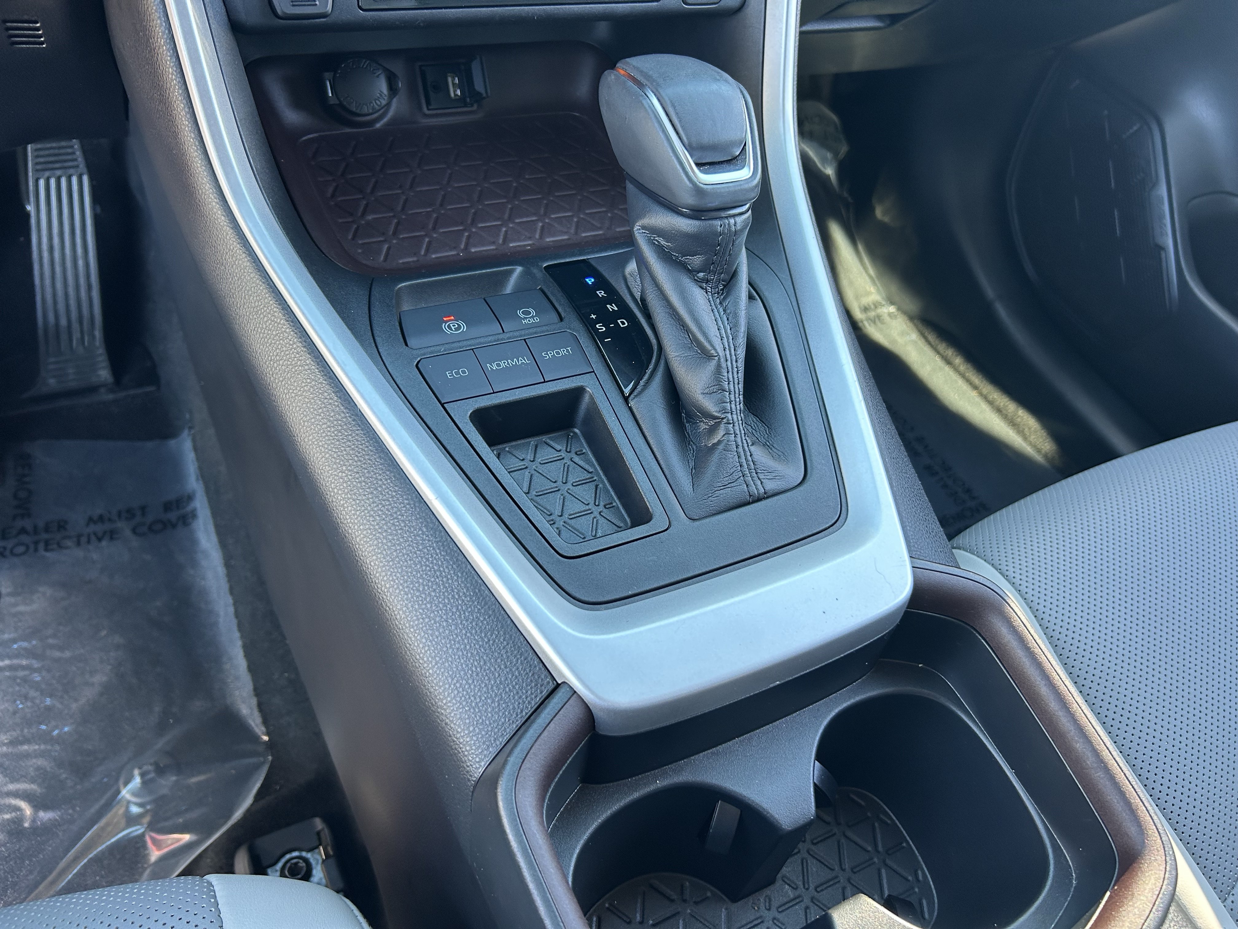 Used 2019 Toyota RAV4 Limited w/ Cold Weather Package FWD image 29