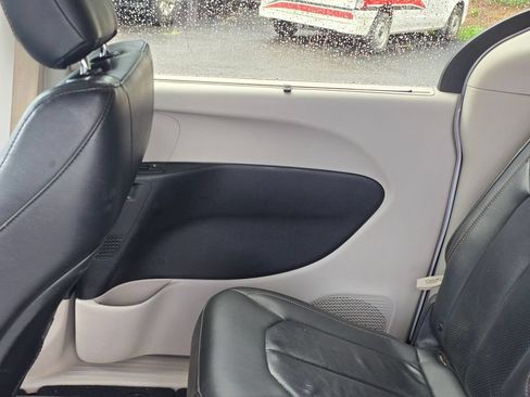 Used 2020 Chrysler Pacifica Touring-L FWD image 47
