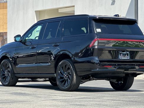 New 2026 Lincoln Navigator Reserve AWD/4WD image 5