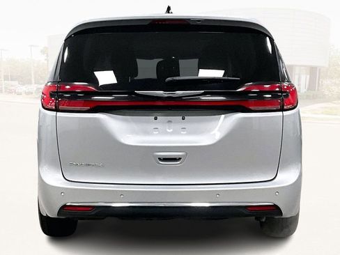 Used 2024 Chrysler Pacifica Touring-L image 5