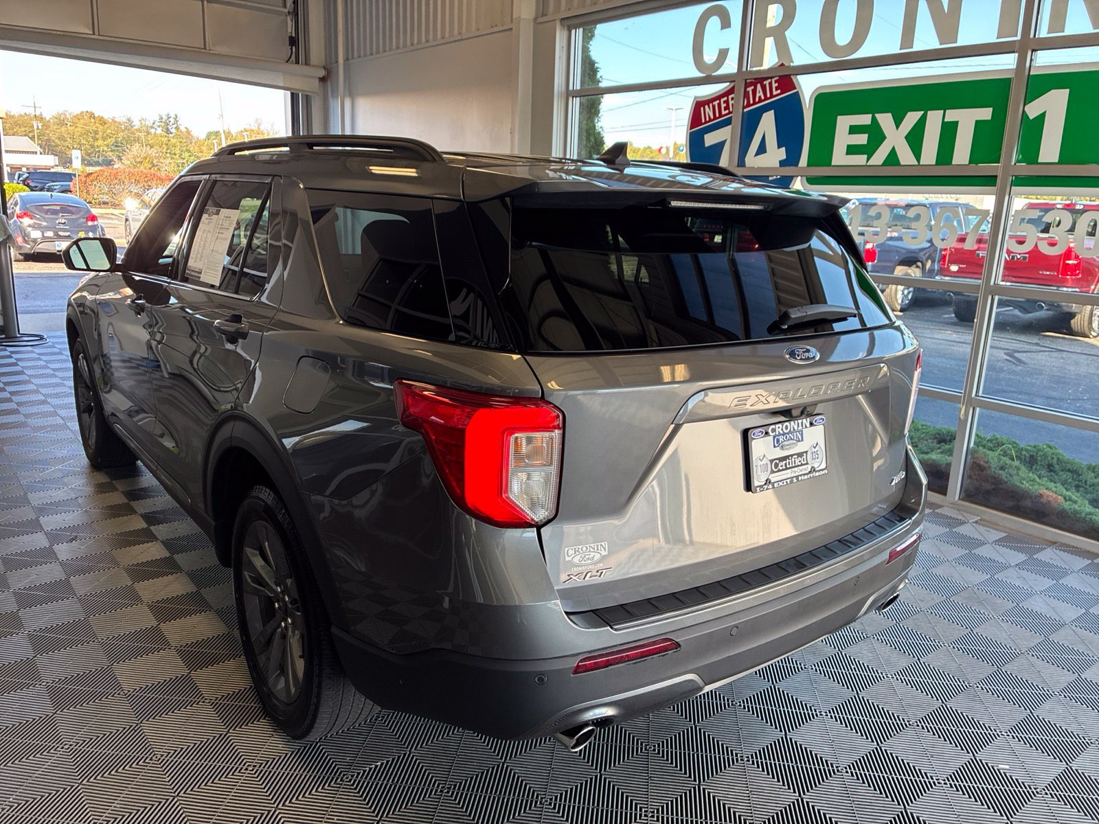 Used 2024 Ford Explorer XLT w/ Equipment Group 202A AWD/4WD image 4
