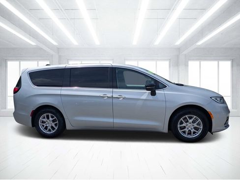 Used 2024 Chrysler Pacifica Touring-L FWD image 2