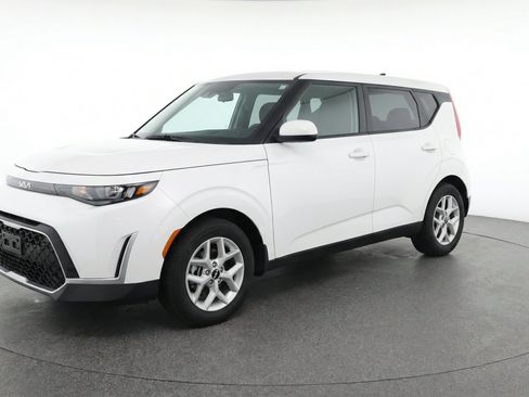 Used 2025 Kia Soul LX w/ LX Technology Package FWD image 3