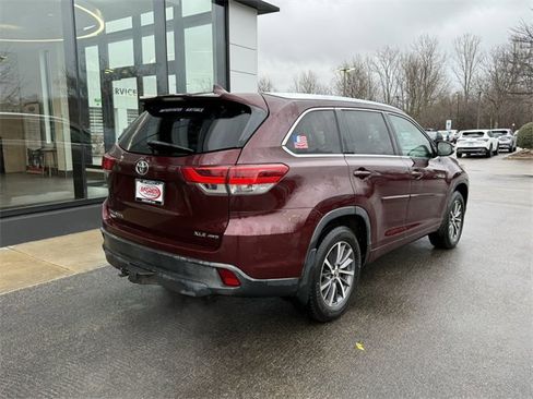 Used 2018 Toyota Highlander XLE image 2