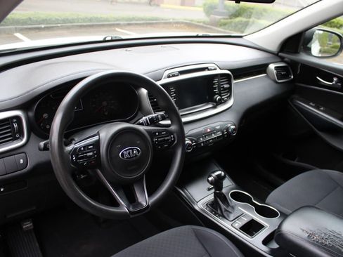 Used 2018 Kia Sorento FWD image 12