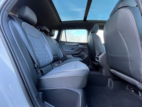 Certified 2025 Volkswagen Tiguan SEL R-Line image 22