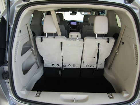 Used 2021 Chrysler Pacifica Touring-L FWD image 34