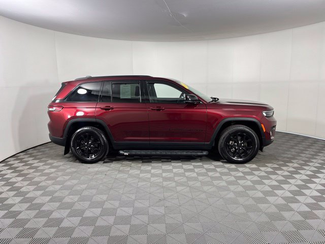 Used 2025 Jeep Grand Cherokee Altitude AWD/4WD image 8
