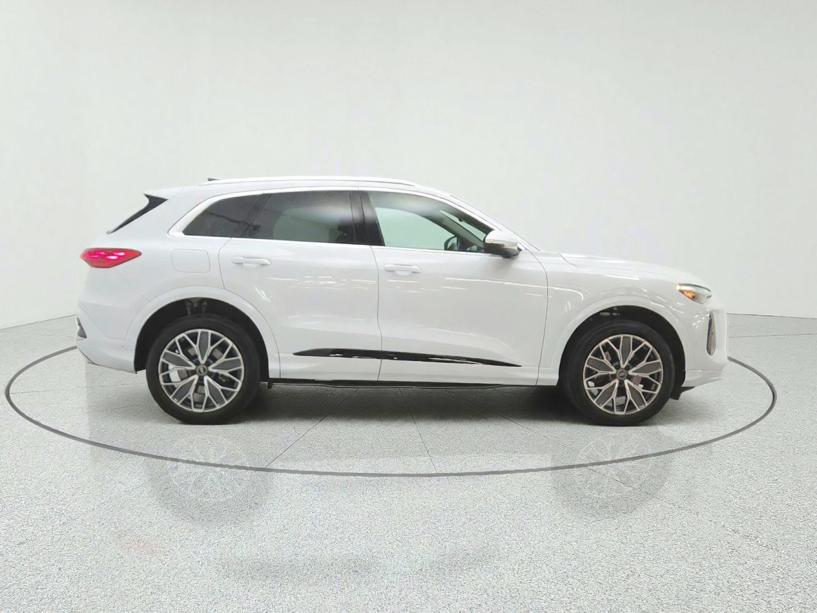 Used 2025 Audi Q5 Premium Plus w/ Premium Plus AWD/4WD image 4