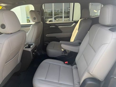 Used 2026 GMC Acadia Elevation w/ Elevation Premium Package FWD image 13