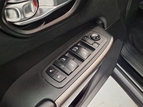 Used 2019 Jeep Cherokee Latitude w/ Popular Appearance Group FWD image 4