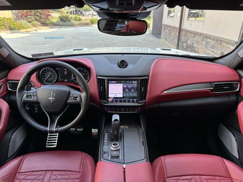 Used 2023 Maserati Levante Trofeo image 24