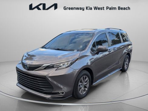 Used 2023 Toyota Sienna XLE image 4