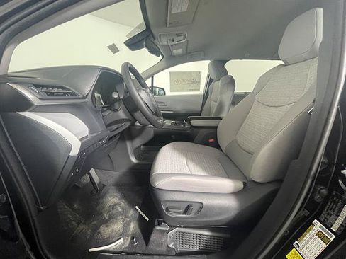 New 2026 Toyota Sienna LE FWD image 9