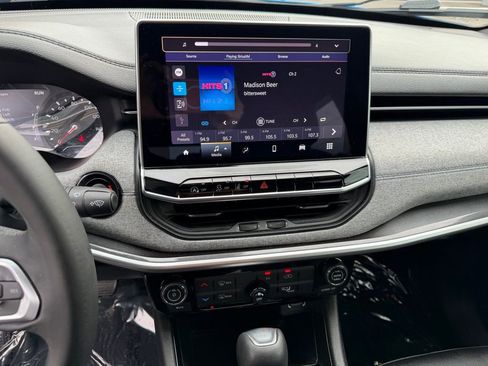 Used 2023 Jeep Compass Latitude image 20