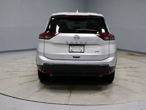 Certified 2025 Nissan Rogue SV image 9